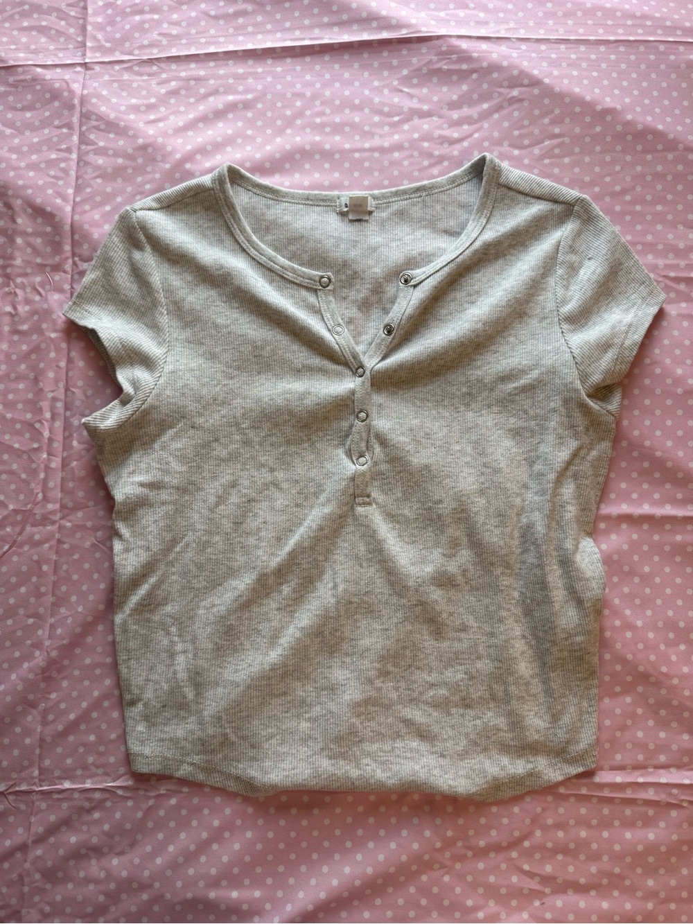 grey ribbed button up baby tee 🤍